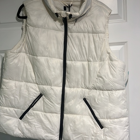 Woman’s white vest - Picture 7 of 8